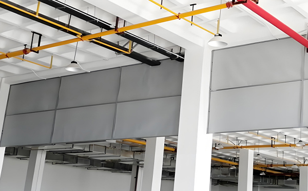 商场防烟分区常闭节点：湟源挡烟垂壁高度与控制器接线图解