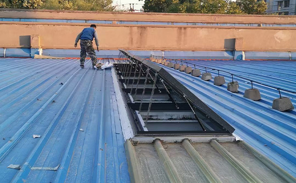 某区域性物流仓储中心湟源排烟窗系统安装项目