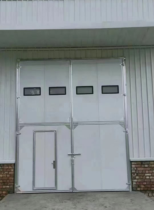 湟源工业门在设备装配车间出入口的实施记录